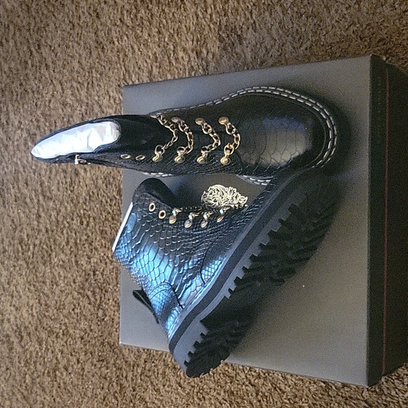 Vince Camuto Popinta Black Smooth Leather Snake Round Toe Chain Detailed Boots - Picture 13 of 14